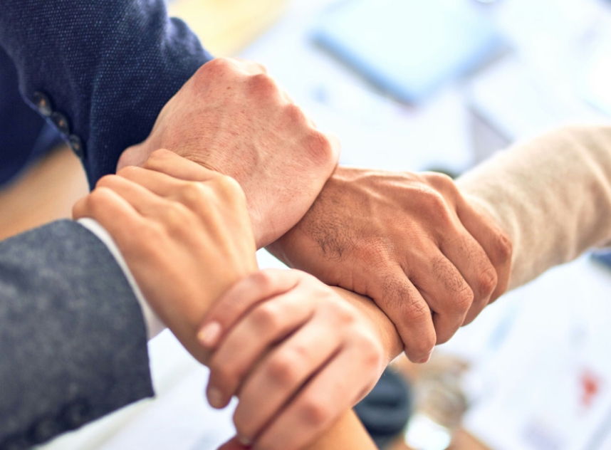 woman-photographer-drinking-coffee-and-working-PJNBP6U
